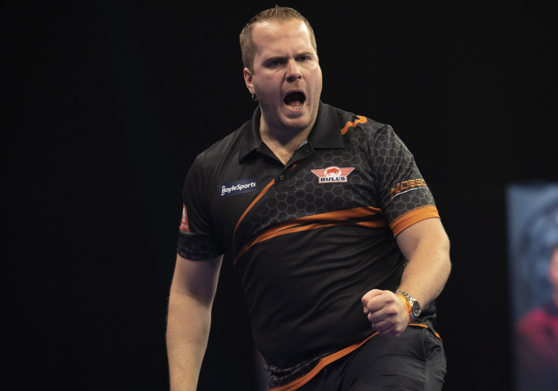 Van Gerwen wins last-leg thriller against Ratajski on Night One | PDC